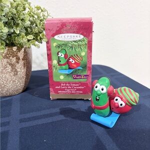 Hallmark Keepsakes Ornament Christmas Veggies Tales 2000 Bob and Larry